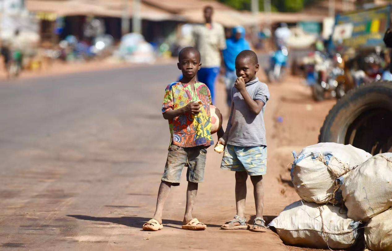 非洲马里54的人是文盲平均寿命只有45岁