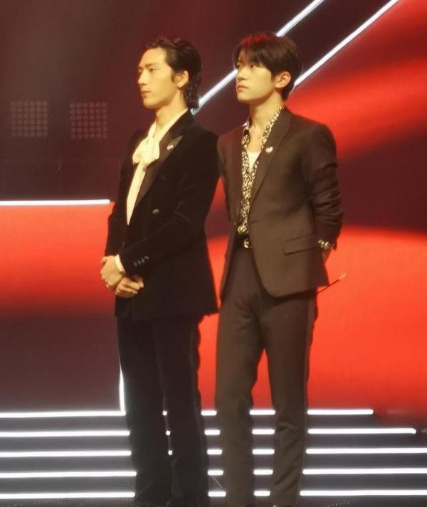 二十也能窜一窜?易烊千玺疑再度发育,与井柏然同框身高直逼183