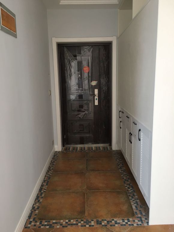 一进门就是特别抢眼的地砖,十分具有年代感的仿古瓷砖,并且很用心的