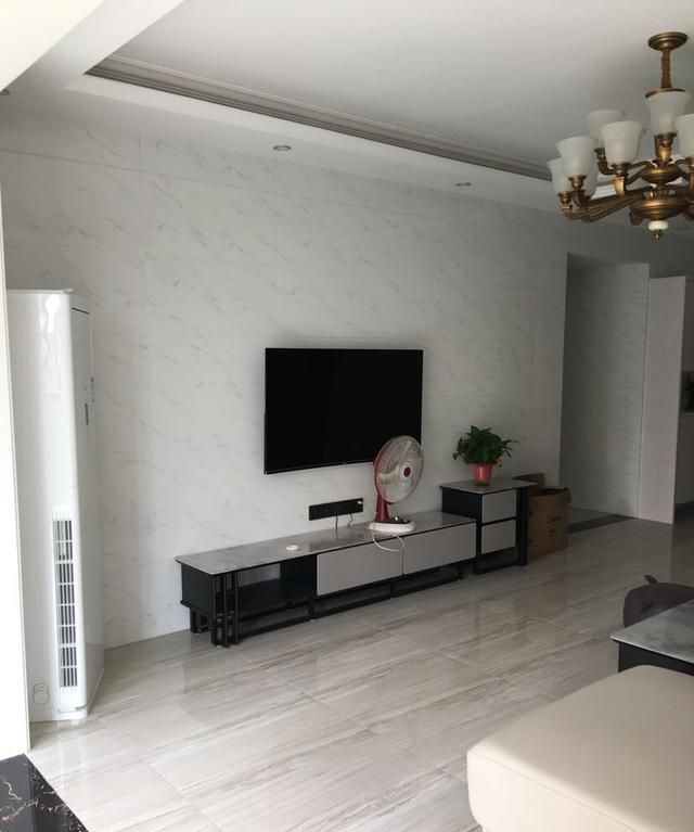 为了健康全屋贴砖的装修,朋友说头次见,卧室都贴满了瓷砖很少见