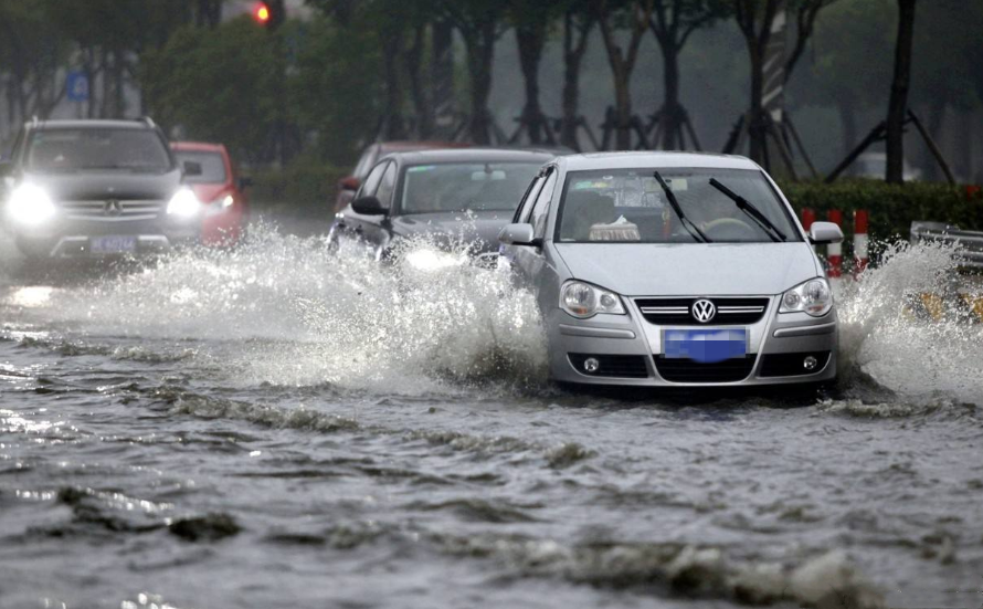 暴雨来袭,汽车如何度过洪峰?别急,明白这三点就能轻松搞定!