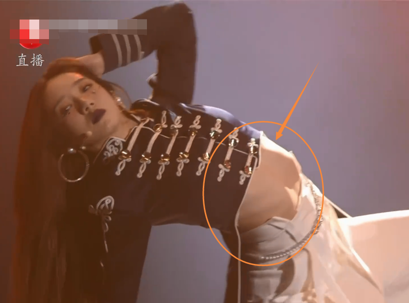 孟美岐穿露脐上衣表演当镜头特写到她的腰部这腰围认真的吗