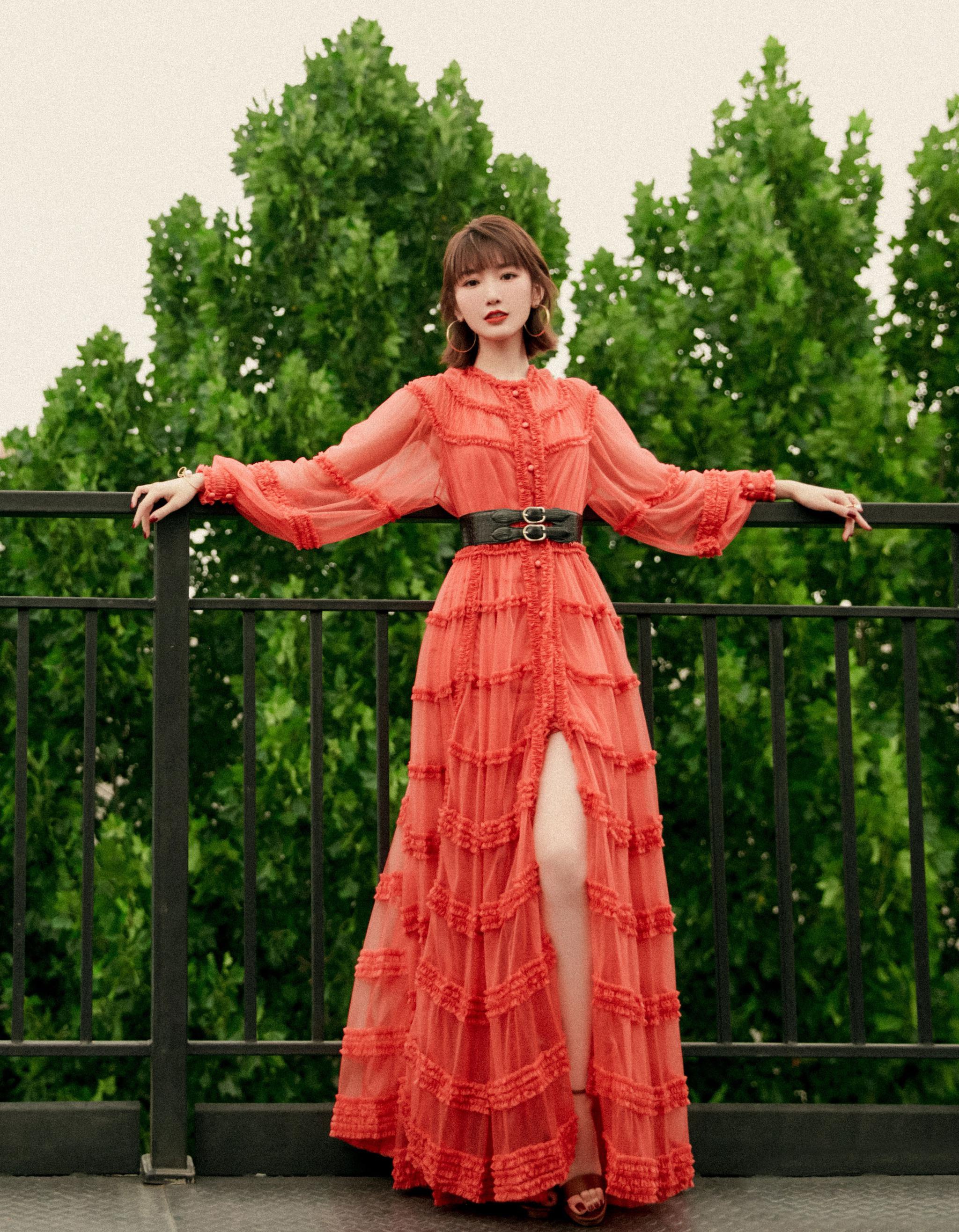 毛晓彤高调出镜踩12厘米高跟鞋搭配橙红色轻纱裙明艳又大气