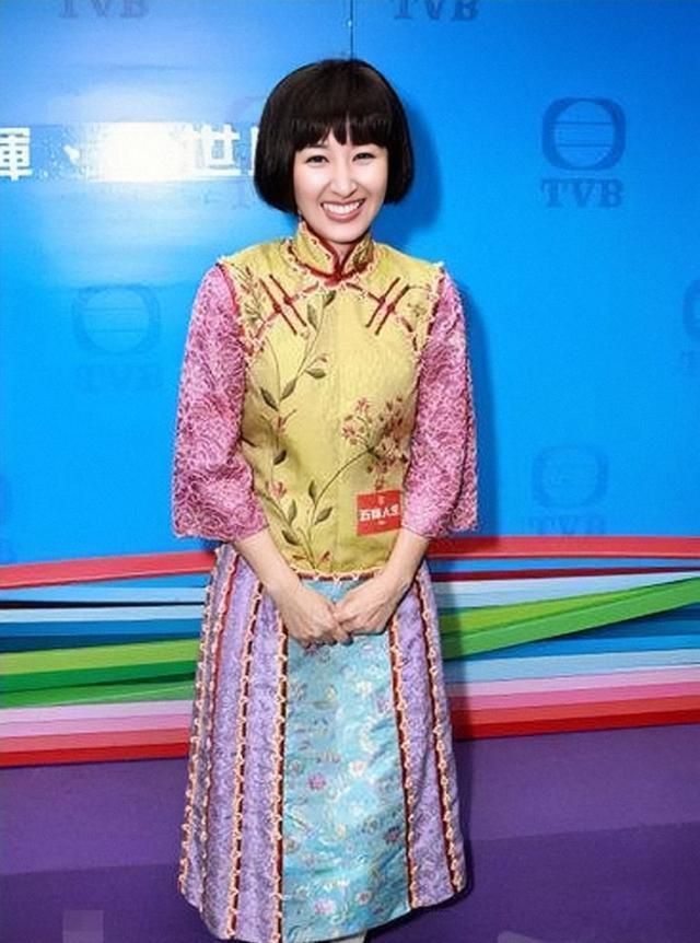 剪了波波头的关咏荷实在娇嫩穿一袭古风裙同框米雪都好养眼