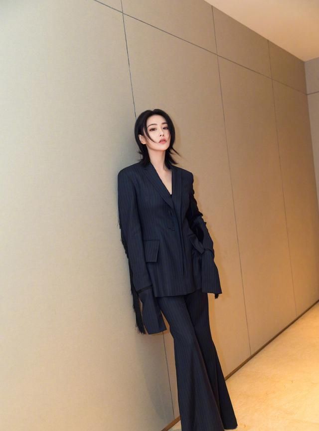 张馨予简直太惊艳了一身粉色西装尽显优雅气质