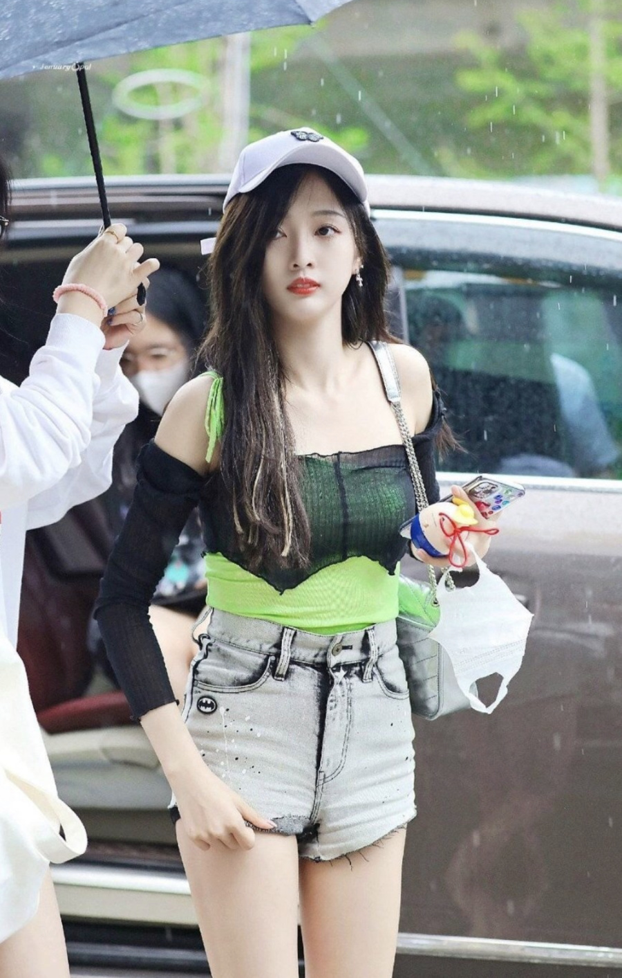 论穿短裤我只服吴宣仪,比"安全裤"还要短,哪知秀腿效果超级好