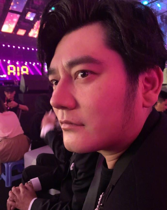 37岁钱枫胖到失控穿西装穿成200斤大胖子梳偏分泡面卷好油腻