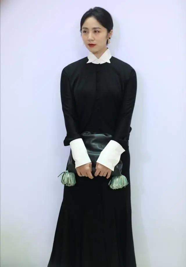 孙莉复出营业太惊艳,穿黑色连衣裙配尖头高跟鞋,优雅又高级|孙莉|尖头