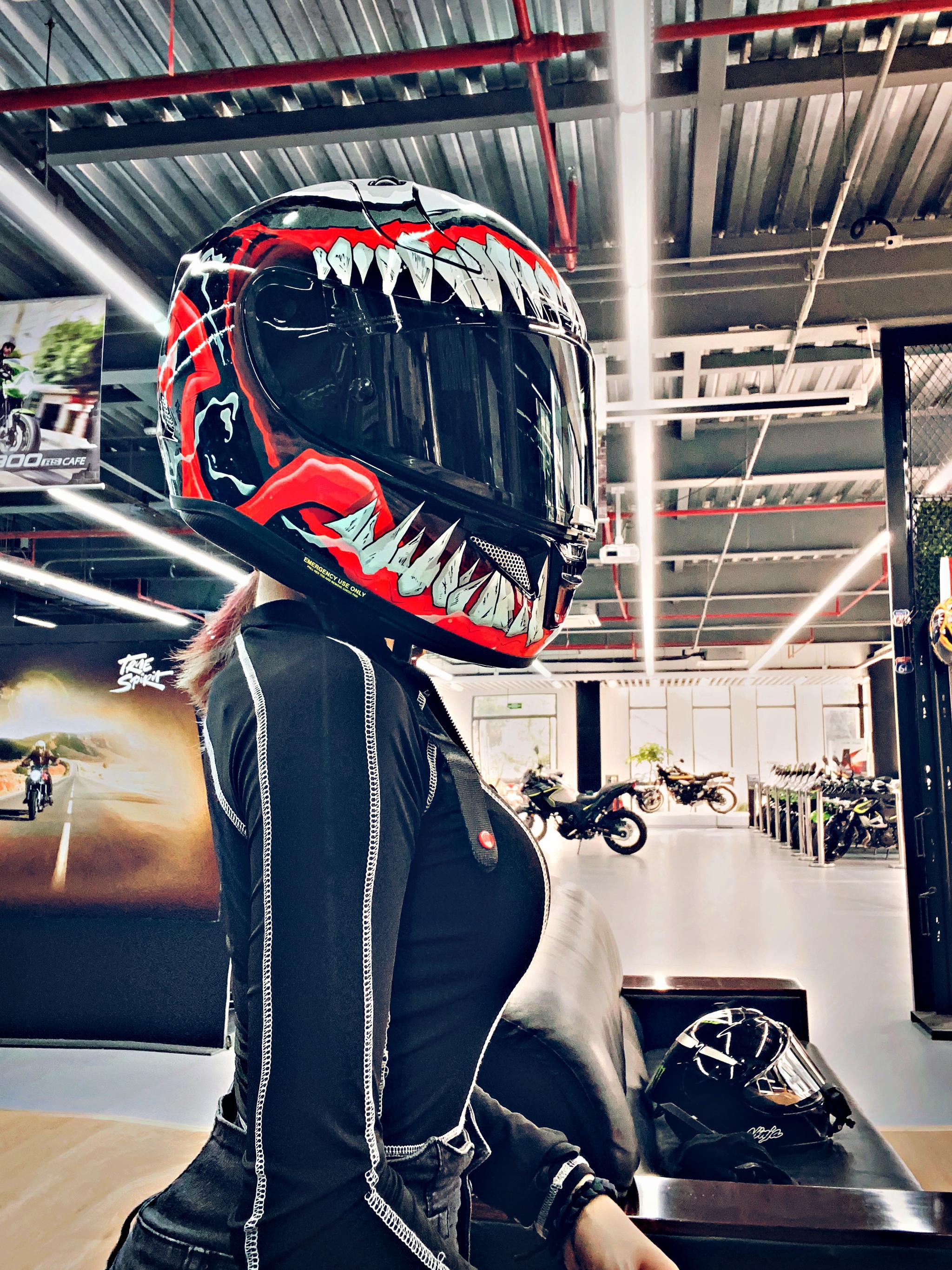 机车女孩"mermaid小小美"霸气驾驭川崎400超酷