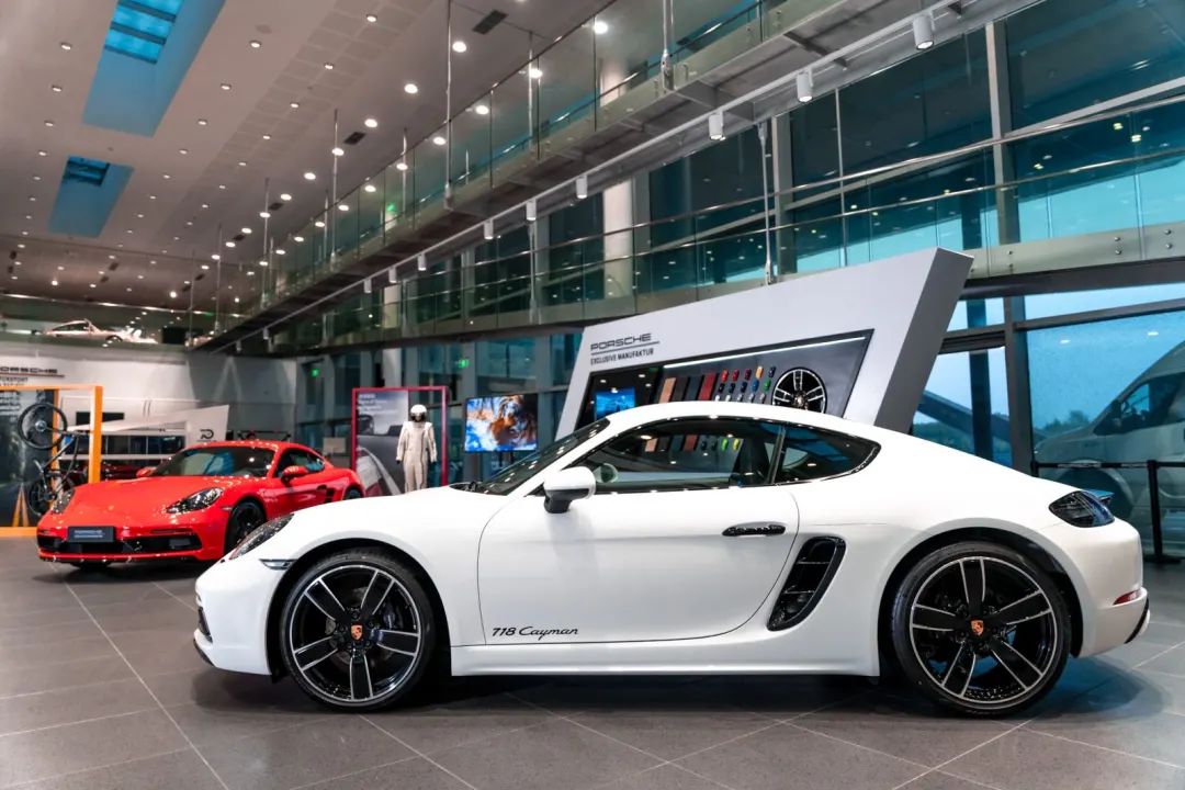 汽车看点 自媒体 正文活动现场,展出了两台保时捷718cayman独家定制展