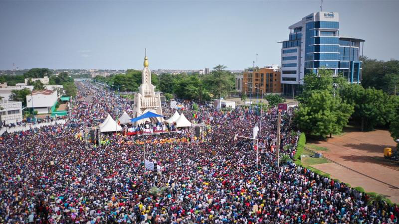 马里抗议者7月在首都巴马科独立广场抗议要求总统凯塔下台.