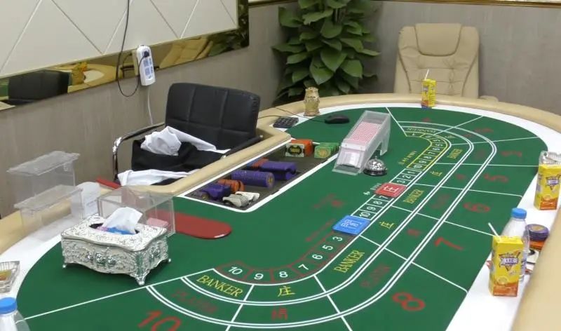 苏州警方在地下赌场查获百家乐牌桌.新京报记者程亚龙摄