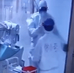 △在浙江绍兴市人民医院隔离病房，护士徐小奇和医生丈夫在走廊相遇。