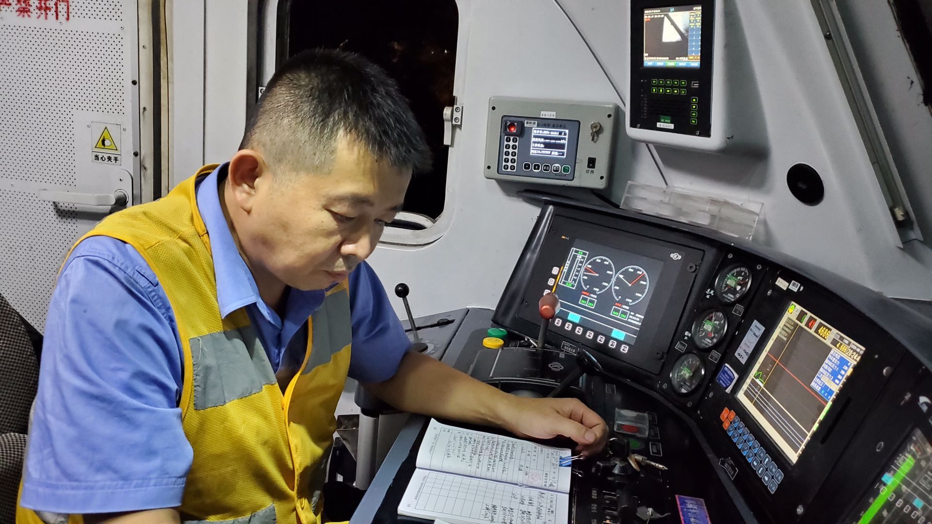 来看里面装了些啥?