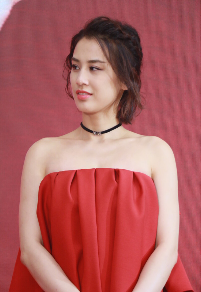 黄圣依皮肤也太白了,穿正红色小裙子好甜美,这"牛奶肌"真招摇