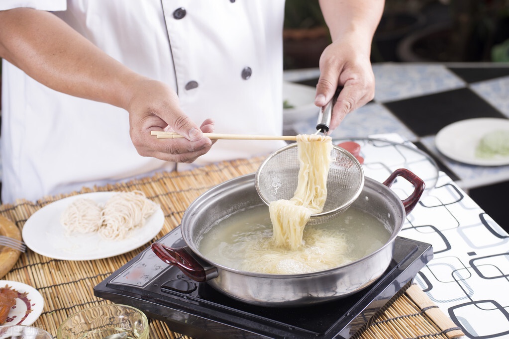 煮面条开水下锅就错了,面馆师傅:记住这3点,面条爽滑又筋道