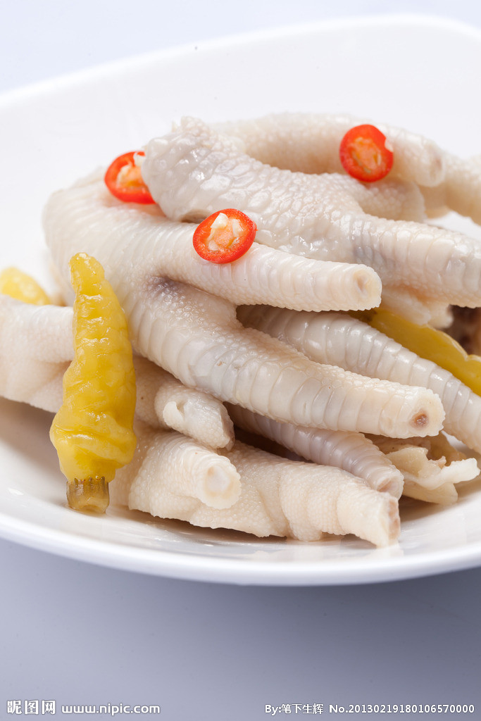 泡椒凤爪,脆爽鲜辣,皮韧肉香,既是小菜又是零食,开胃又解腻