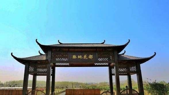 脉地花位于武汉市黄陂区长轩岭镇徐冲村,北临木兰山,西临水河,南临麻