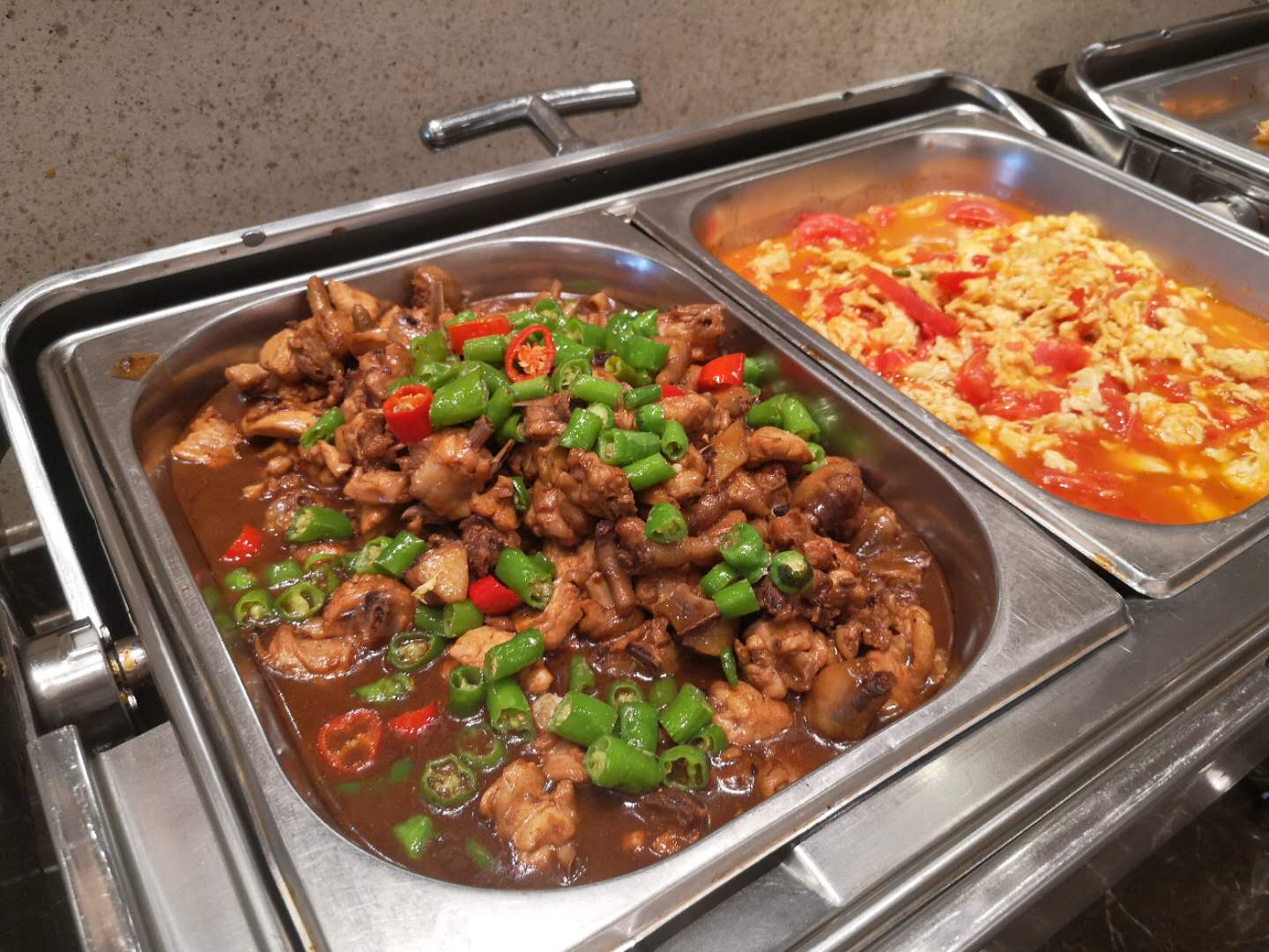 新鲜事:杭州有家自助餐厅 按饭菜重量来收费 很多市民慕名就餐