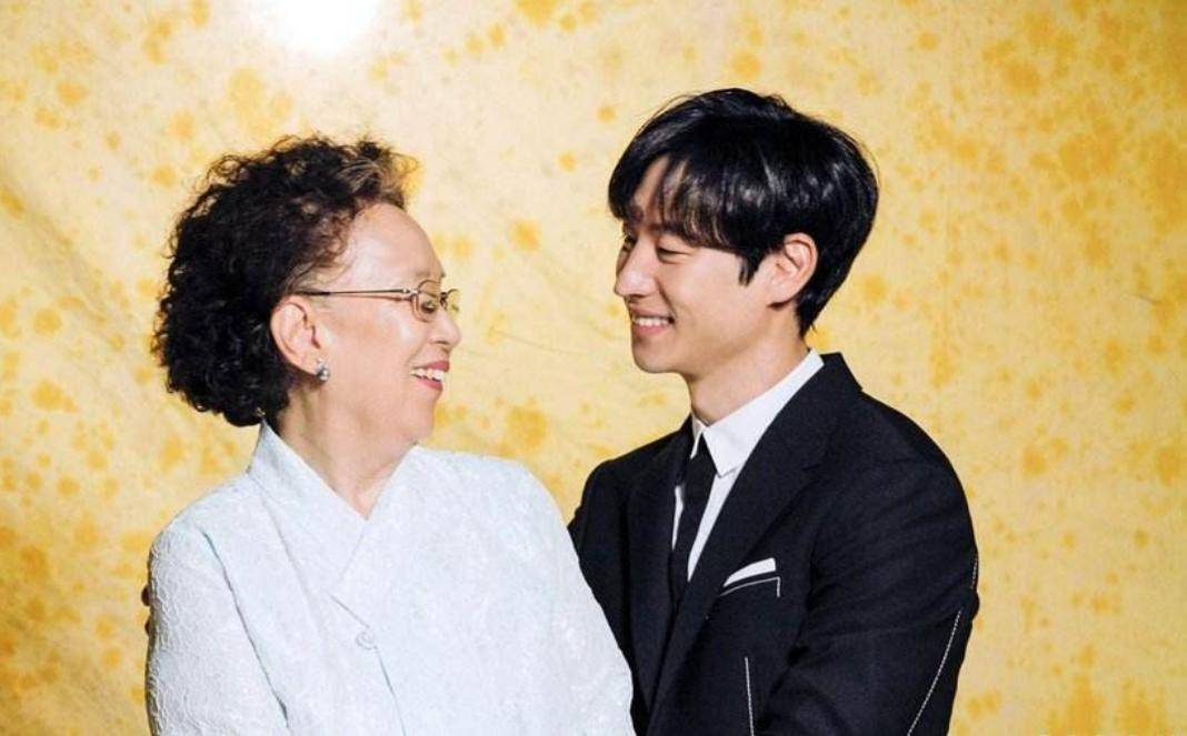 搞笑一家人允浩罗文姬14年后再同框孙子变成熟奶奶变年轻