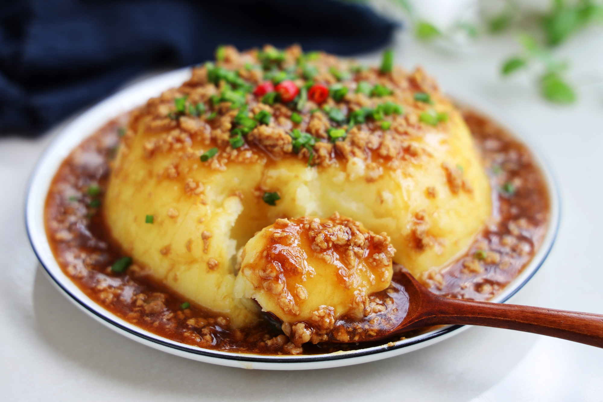 二,【肉末土豆泥】5,加入没过鸭肉的清水,然后加入生抽,老抽,盐,大火