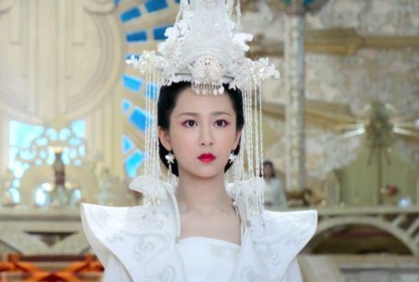 锦觅和润玉在天界大婚的时候,她的婚服是白色的,看上去有一种神圣的