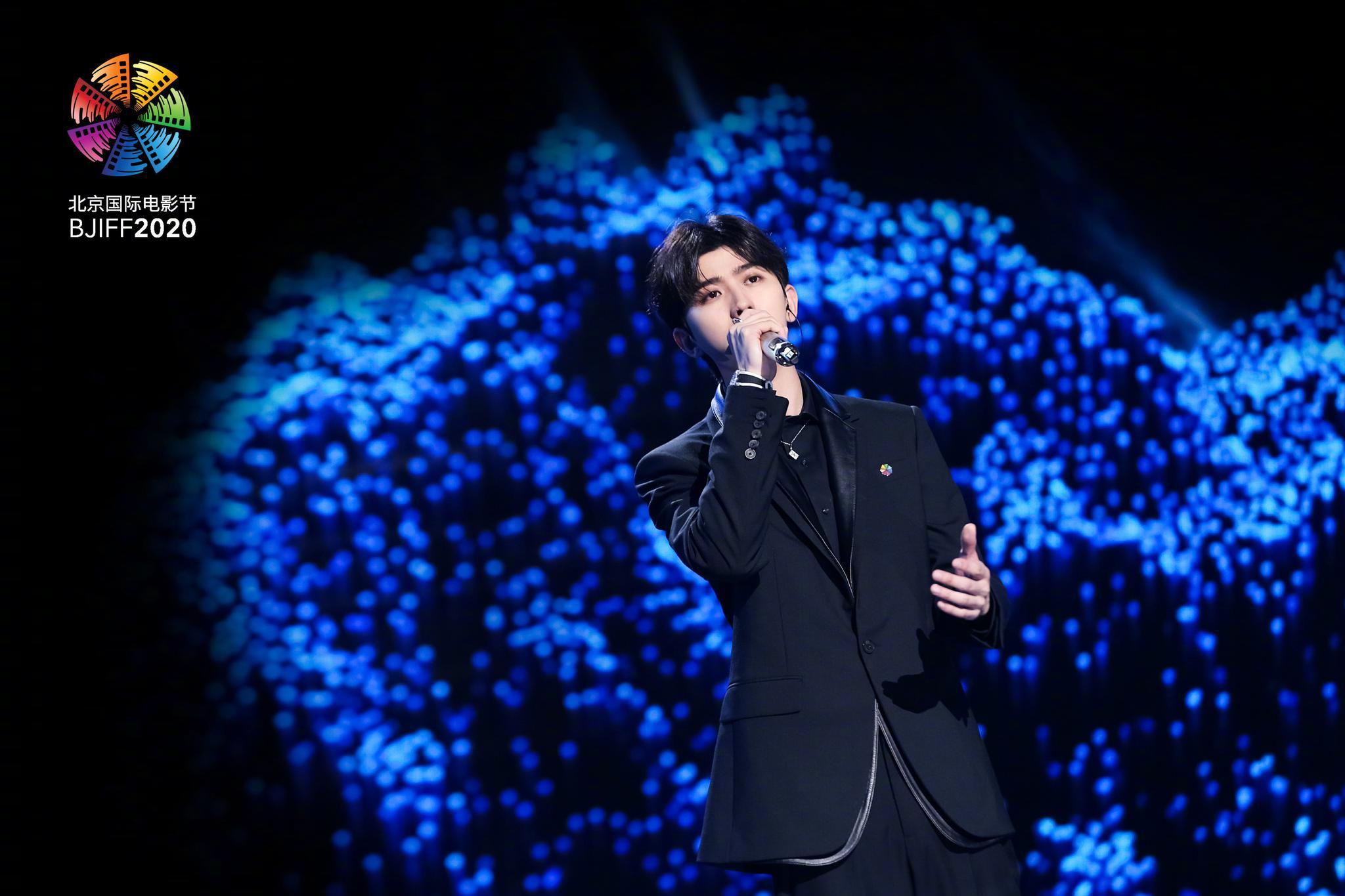 蔡徐坤 | 北京国际电影节 一身黑色西装置身蓝色背景下