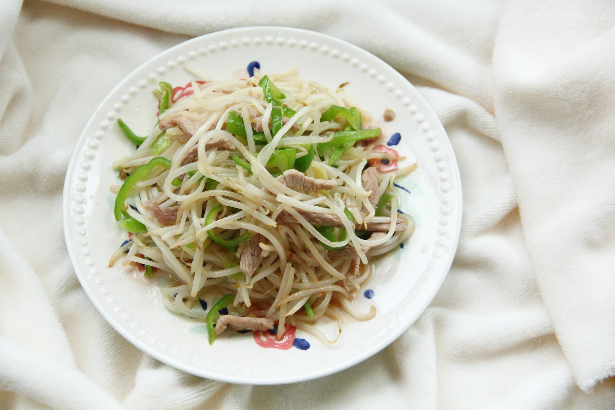 脆嫩青椒肉丝炒豆芽!清甜爽口,营养丰富