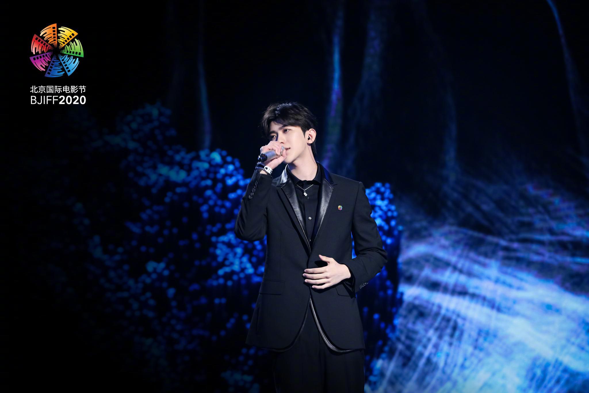 蔡徐坤 | 北京国际电影节 一身黑色西装置身蓝色背景下