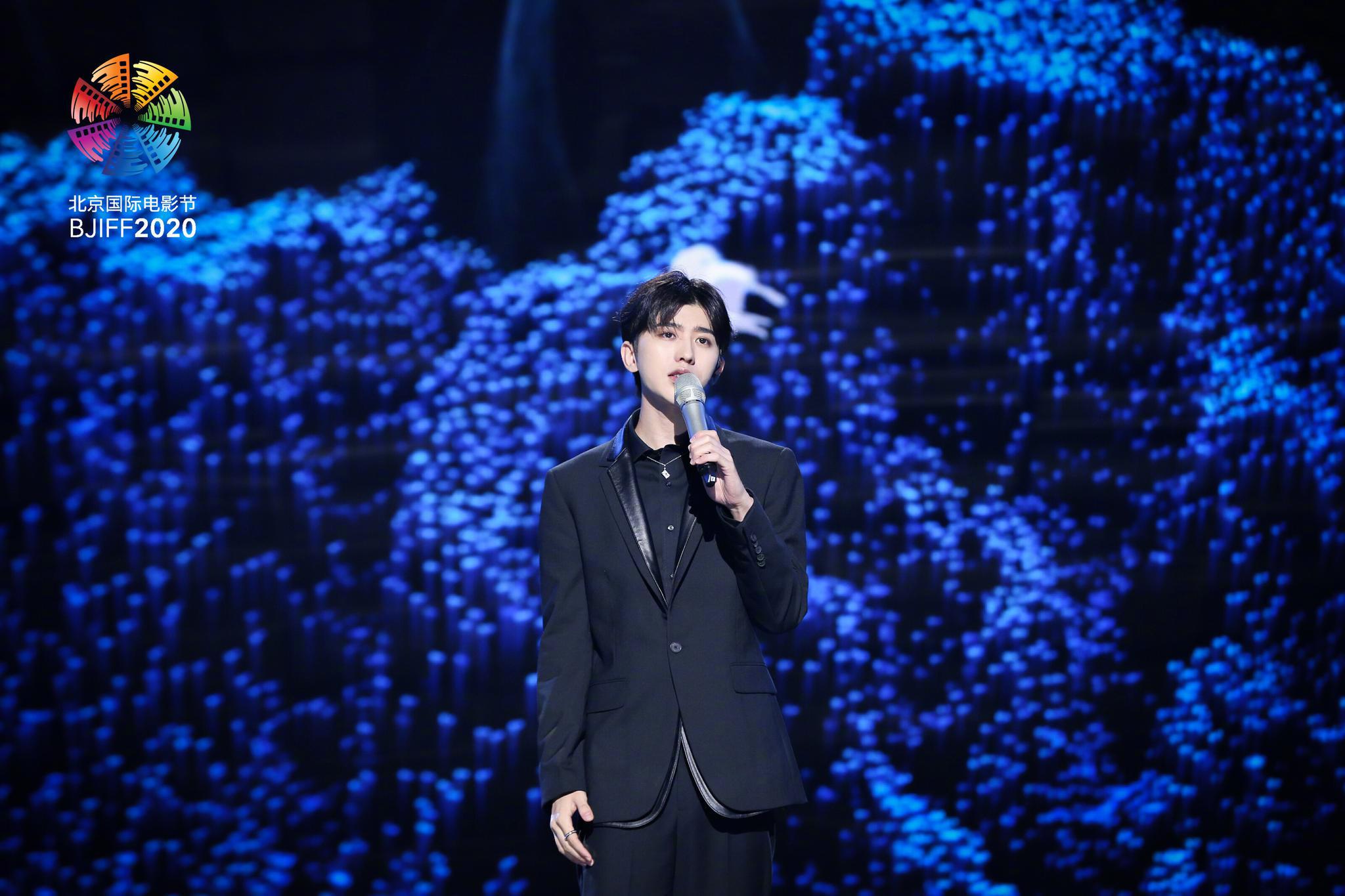 蔡徐坤 | 北京国际电影节 一身黑色西装置身蓝色背景下