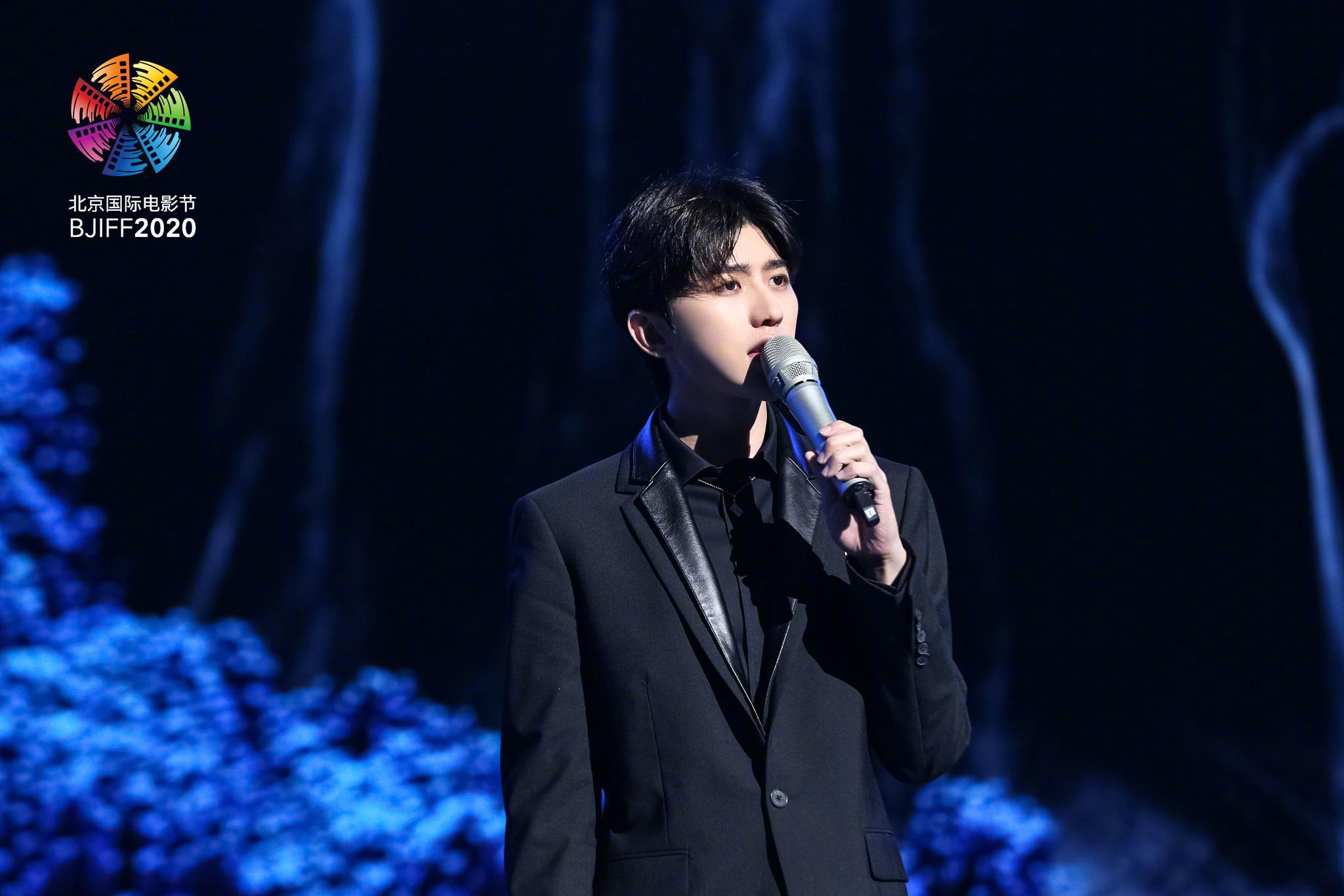 蔡徐坤 | 北京国际电影节 一身黑色西装置身蓝色背景下