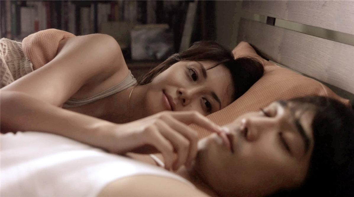 妻子回家途中遇害,却依然陪在丈夫身边