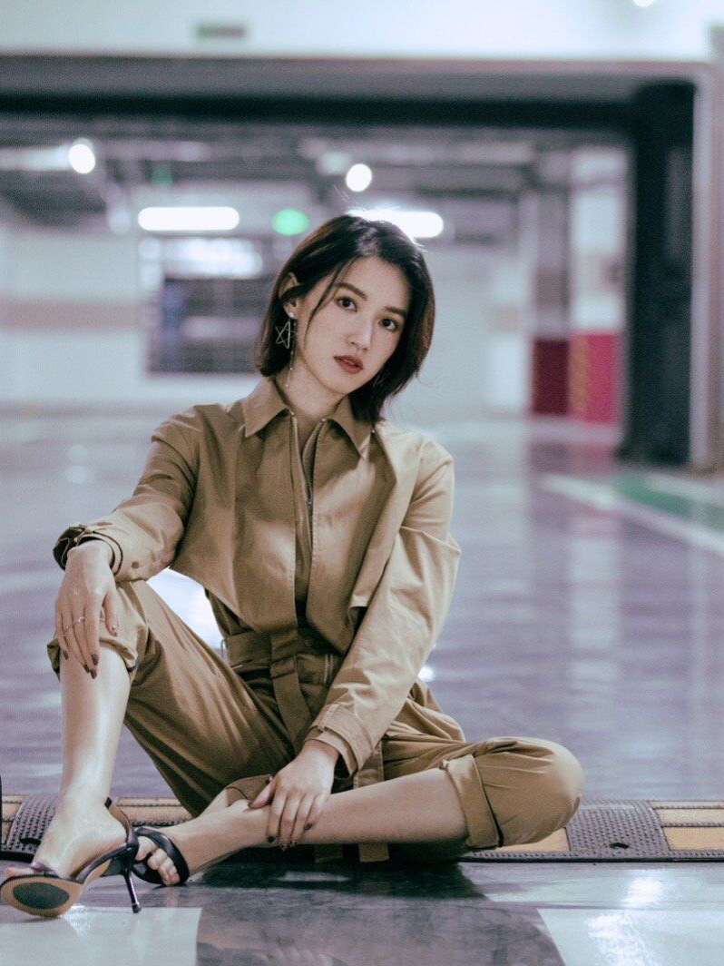 看完她的穿搭,保管你黑转粉|苏青|粉紫色|深蓝色_新浪新闻