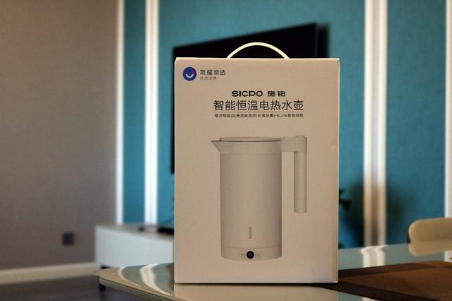 sicpo施铂智能恒温电热水壶外观上的设计采用的是纯白色的底色,而sic
