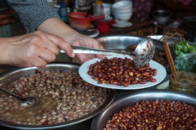 花生米在这里也很受欢迎,只要5元钱一份,是最好的下酒菜.