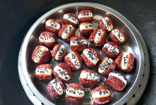 将所有的红枣都加好糯米的馅料之后摆在盘中,然后放入蒸锅里面隔水