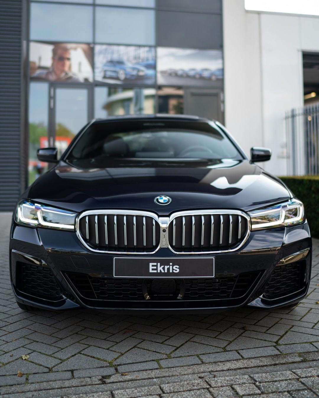 新款宝马5系实车大气黑色的风格