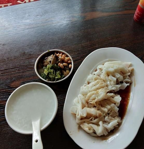 茂名市民早餐皇中王捞粉白粥几十年来口味不变养育无数人