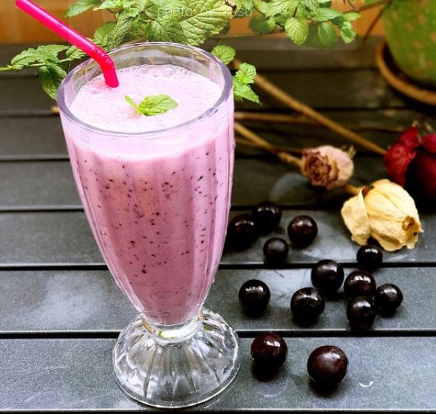 【葡萄奶昔】准备新鲜葡萄,一盒酸奶,面粉,柠檬汁.