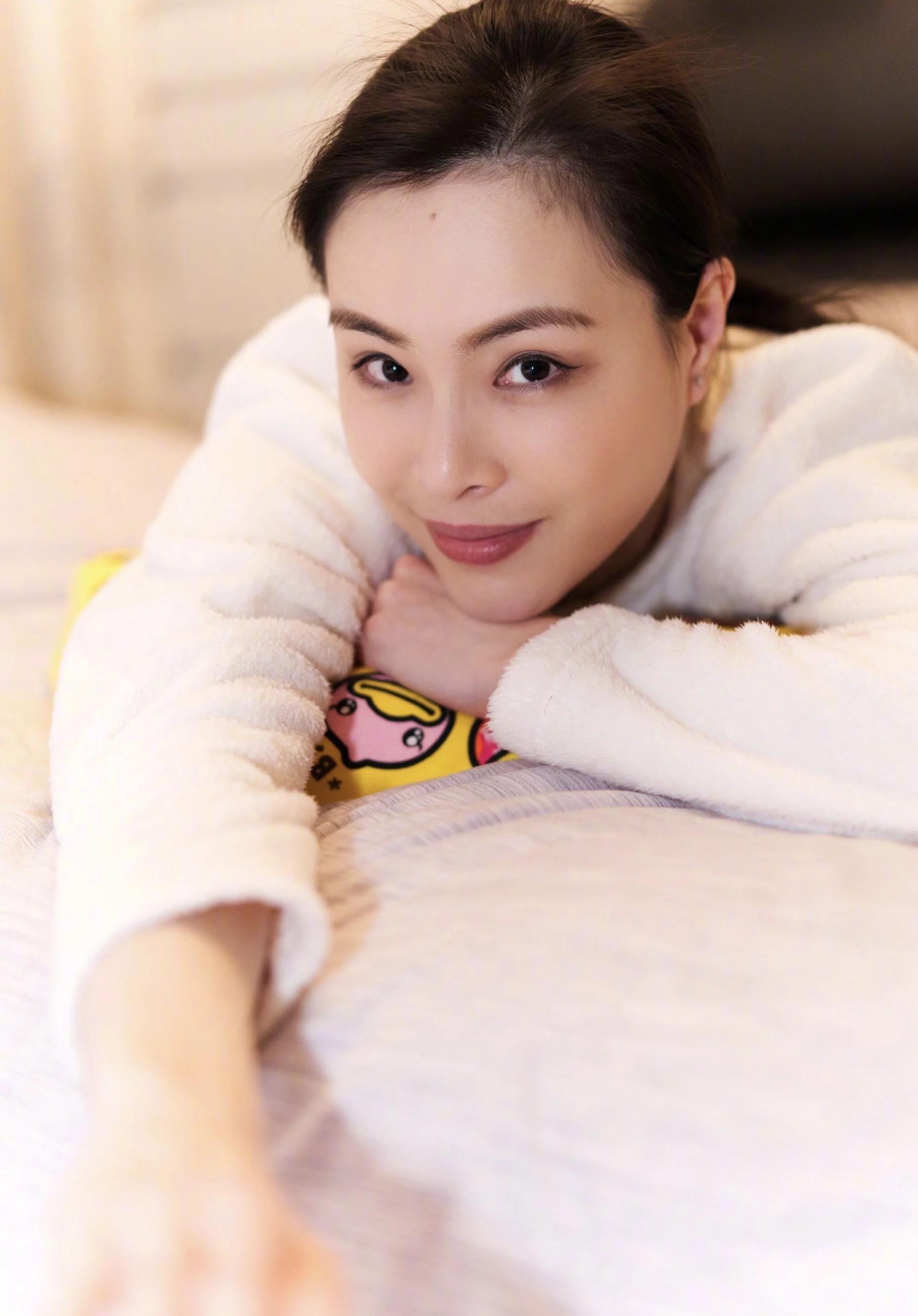 吴敏霞罕见浓妆,小一岁老公帅气不输明星,两人走在一起太过般配