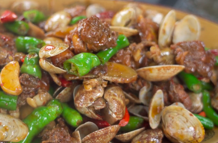 当花甲遇上鸡,完美的搭配成干锅花甲鸡,吃起来真是过瘾