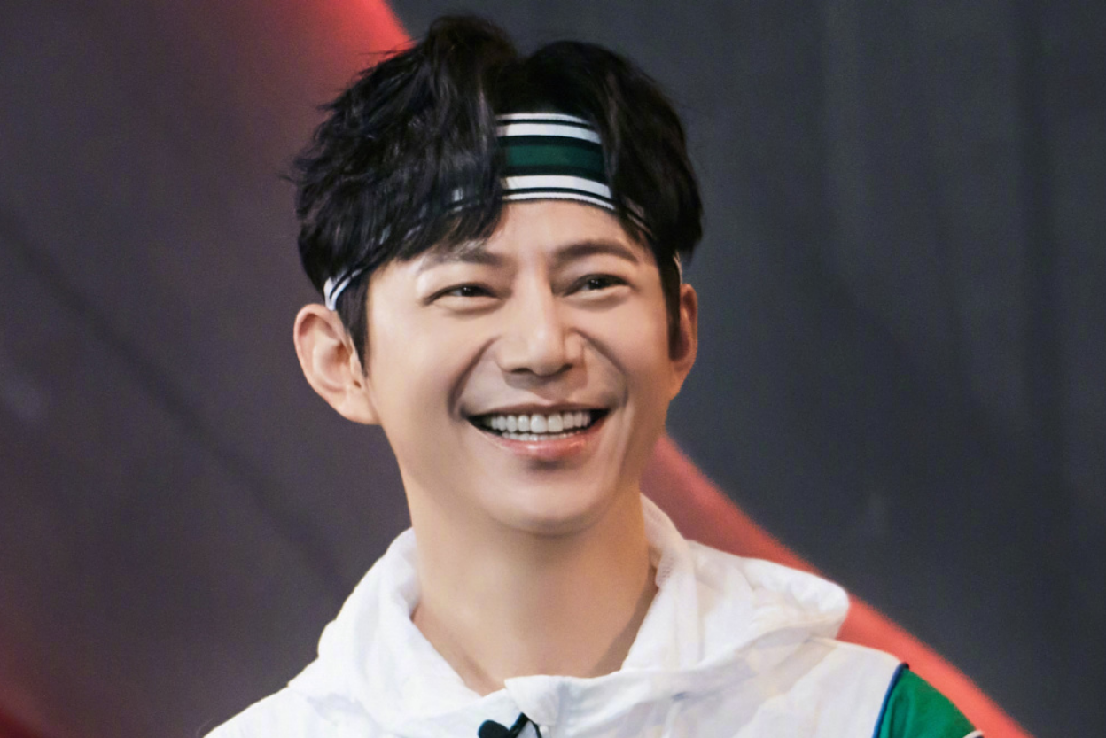 以家人之名贺子秋画像被指撞脸何炅获本尊认可画得真像