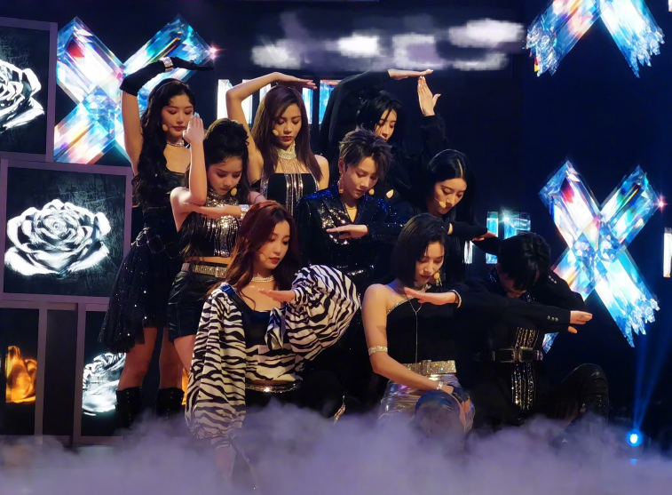 去录制,可是让粉丝们都开心了呀,这下终于可以在《快本》的舞台上见到