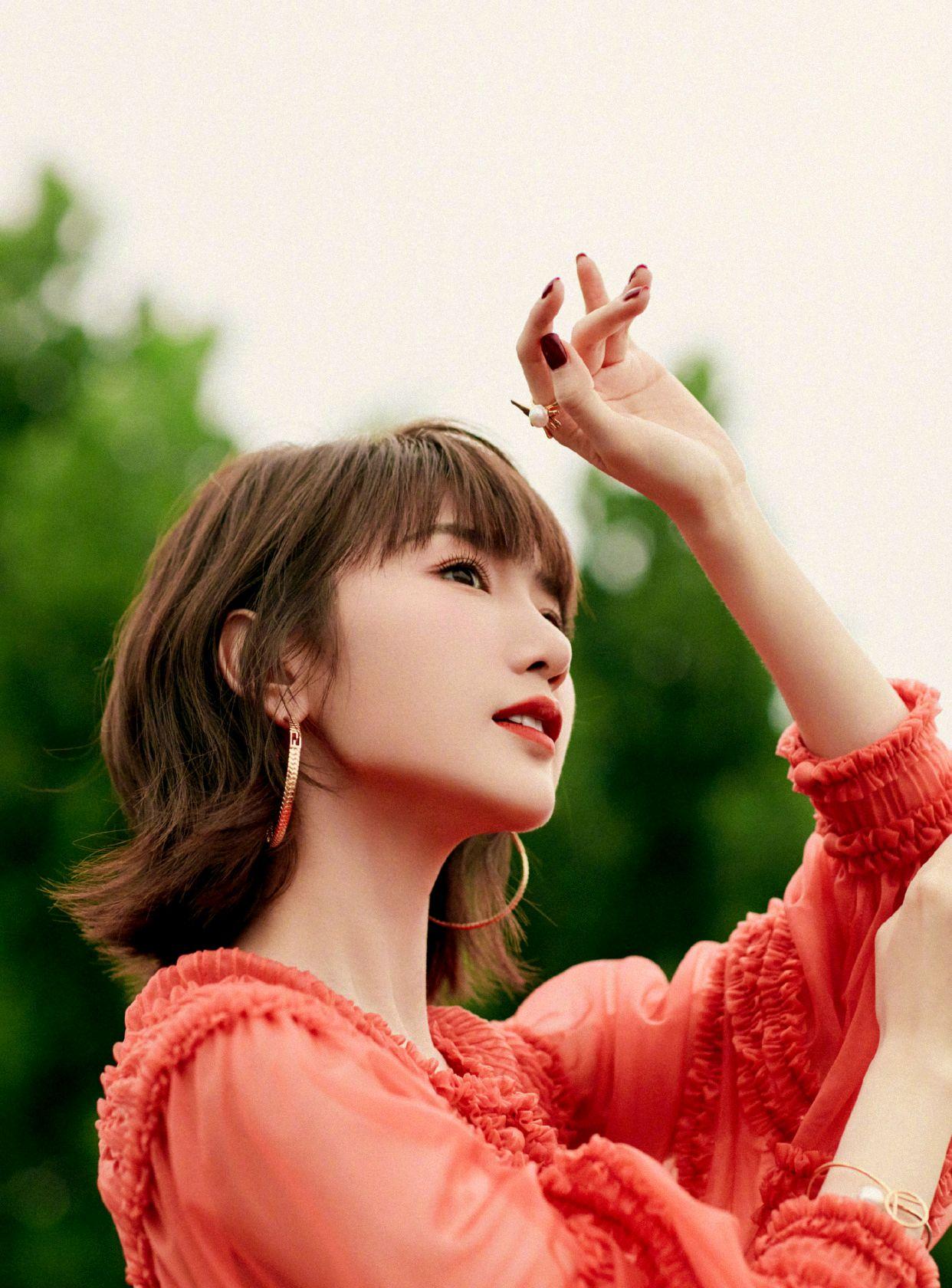 毛晓彤好精致,身穿橙色连衣裙搭配短发造型|毛晓彤|造型|头发_新浪