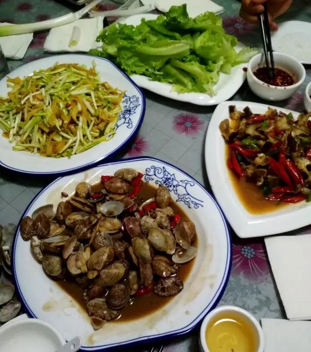 夫妻俩下馆子吃饭,一桌菜才花136元,从未吃过如此便宜的菜!