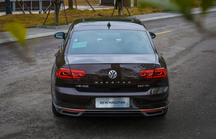 明显的尾部标识,给人一种"小辉腾"的感觉