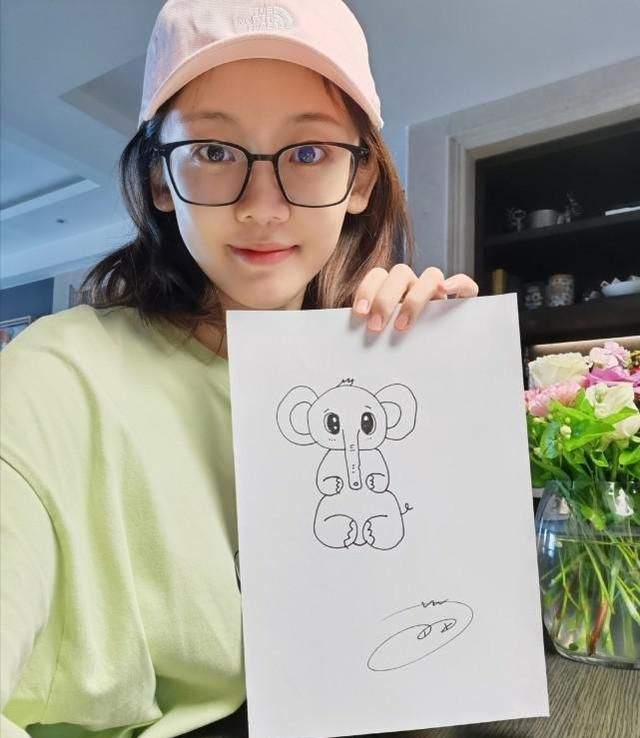 时隔三周苗苗再营业,素颜出镜气色好,绘画水平引众人夸赞|郑恺|素颜