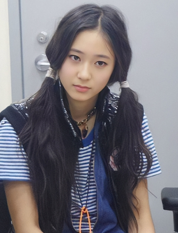 女团忙内出道时期的模样,15岁的郑秀晶稚嫩,19岁华莎出道就很酷