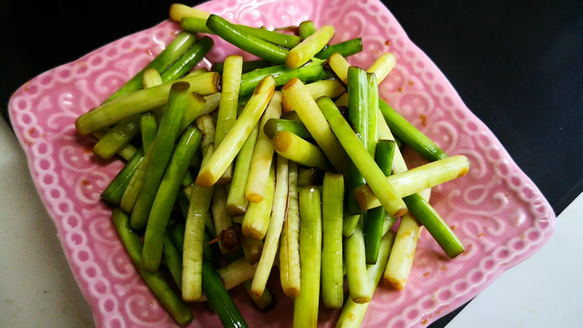腌制蒜苔的办法,好吃下饭,一次做5斤不够吃,做法详细一看就会|蒜薹