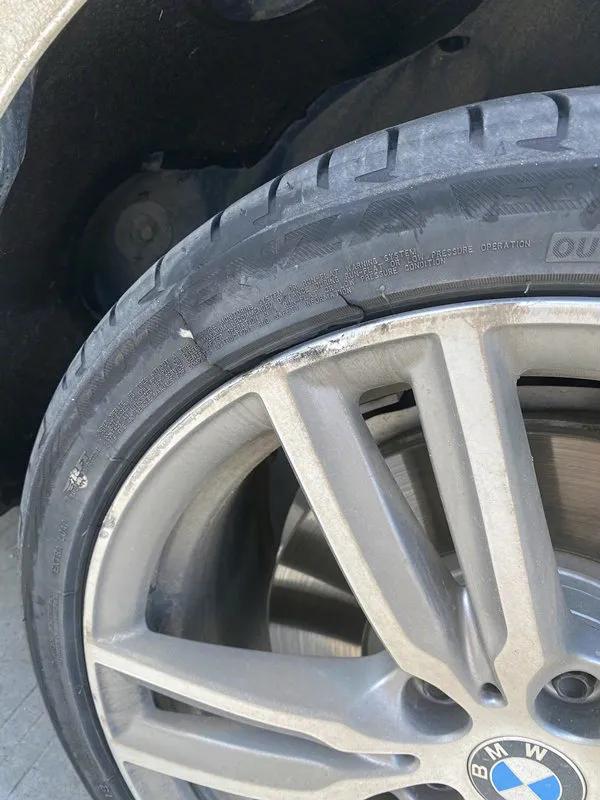 咋回事买了辆宝马1系轿车2个月竟接连爆胎2次3条轮胎报废